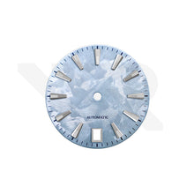 Lade das Bild in den Galerie-Viewer, GS Shunbun-Stil, eisblaues Zifferblatt für Seiko-Modell: Silberne GS-Stil-Indizes mit Datumsanzeige bei 6 Uhr.