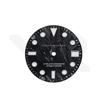 Lade das Bild in den Galerie-Viewer, Silberfolien-Zifferblatt aus Kohlefaser für Seiko NH34 GMT Mod - Schwarzes Zifferblatt, rote GMT-Uhr